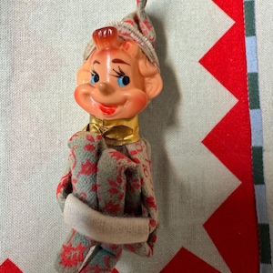 Vintage jultomte: Knäskydd med blekt grönt järnekmönster, 13 cm