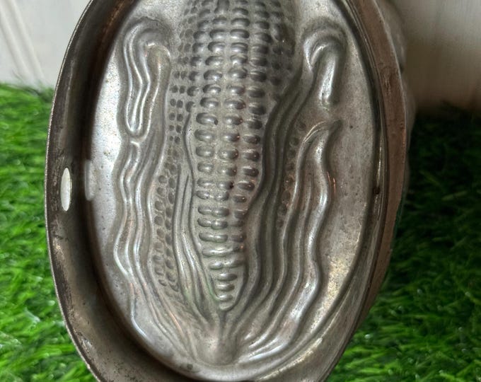 Vintage Scalloped Edge Metal Tin Mold with Ear of Corn Motif, 1900s