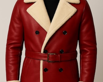 Puede incluir: Chaqueta de cuero roja con cuello y ribete de borrego color crema. El abrigo cruzado tiene cinturón a juego y botones negros. El texto "Ultimate jackets gallery" está en la parte inferior.