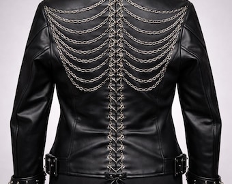 Chaqueta de motociclista gótica con esqueleto y caja torácica, de piel de vaca negra con tachuelas y cadenas drapeadas.
