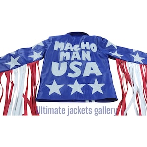 以下が含まれることがあります： 白星と「MACHO MAN USA」の文字が入った青いジャケット。袖には赤と白のフリンジが付いています。「Ultimate jackets gallery」の文字が下にあります。