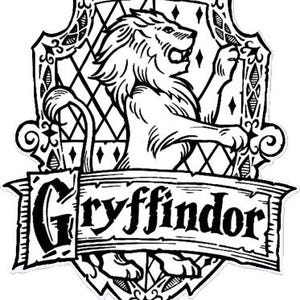 Puede incluir: Ilustración en blanco y negro de un escudo de león con las palabras "Gryffindor" en una pancarta debajo. El escudo es un escudo con un león dentro y un borde decorativo.