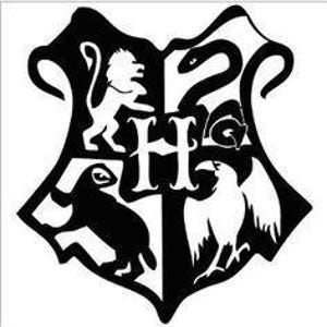 Puede incluir: Escudo negro y blanco con un león, una serpiente, un tejón y un águila. El escudo tiene una gran "H" en el centro.