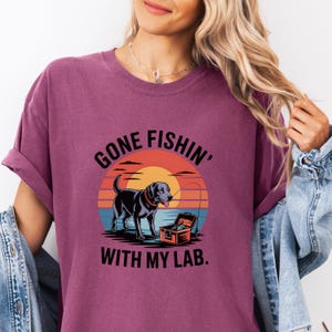 Maglietta "Andato a pescare con il mio Labrador" - Maglietta retrò da pesca Labrador per gli amanti dei cani, divertente idea regalo per la mamma del Labrador e per il papà del Labrador.