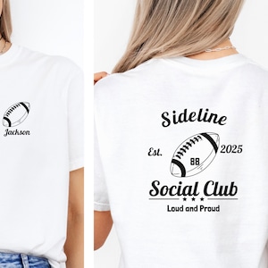 Fußball Mama Sideline Social Club | Benutzerdefiniertes Spieltag-T-Shirt | Perfektes Sport Mom Geschenk | Personalisierte Kleidung für Game Days