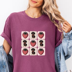 Dachshund Strawberry T-Shirt - Cute Wiener Dog Fruit Tee - Kawaii Doxie Lover Shirt - Retro Grid Summer Top - Gift for Sausage Dog Moms