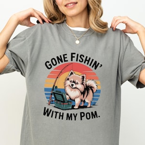 Maglietta "Andato a pescare con il mio Pomerania" - Divertente maglietta da pesca con il cane Pomerania, T-shirt con tramonto retrò, regalo per gli amanti degli animali, per papà e mamme di cani. Mamma Pomerania, papà Pomerania.