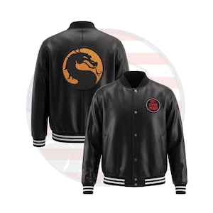 Peut inclure: Veste de bombardier en cuir noir avec un emblème de dragon au dos et un écusson "GET OVER HERE!" sur le devant. La veste a un col, des poignets et un ourlet noirs avec des rayures blanches.