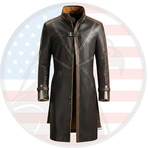 Pu&ograve; includere: Un cappotto lungo in pelle marrone scuro con collo alto e maniche lunghe. Il cappotto presenta finiture marroni a contrasto lungo i bordi, le maniche e il colletto. Una piccola chiusura con fibbia &egrave; visibile sul petto. Il cappotto &egrave; lungo circa 127 cm.