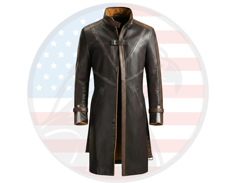 Pu&ograve; includere: Un cappotto lungo in pelle marrone scuro con collo alto e maniche lunghe. Il cappotto presenta finiture marroni a contrasto lungo i bordi, le maniche e il colletto. Una piccola chiusura con fibbia &egrave; visibile sul petto. Il cappotto &egrave; lungo circa 127 cm.