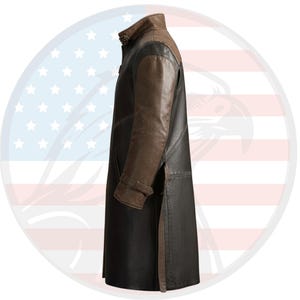 Pu&ograve; includere: Un lungo cappotto in pelle bicolore. Il cappotto &egrave; principalmente nero con maniche e colletto in pelle marrone. Il cappotto ha un collo alto e una chiusura con bottoni. Il cappotto &egrave; uno stile classico e sembra ben fatto.