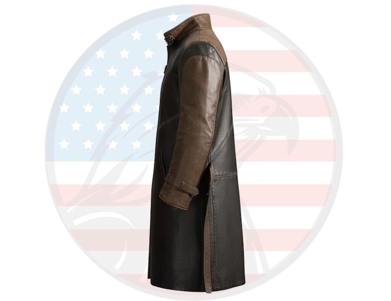 Pu&ograve; includere: Un lungo cappotto in pelle bicolore. Il cappotto &egrave; principalmente nero con maniche e colletto in pelle marrone. Il cappotto ha un collo alto e una chiusura con bottoni. Il cappotto &egrave; uno stile classico e sembra ben fatto.