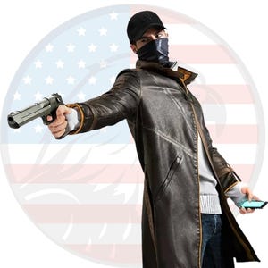 Pu&ograve; includere: Una persona con berretto nero e copricapo, che indossa un cappotto di pelle marrone, che tiene in mano una pistola d'argento e uno smartphone. Lo sfondo presenta un disegno circolare con la bandiera americana.