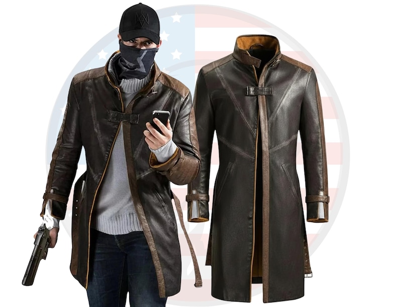 Pu&ograve; includere: Un cappotto in pelle marrone con colletto e finiture marroni a contrasto. Il cappotto ha un design lungo e su misura con cintura e dettagli con fibbia. L'immagine mostra anche una persona che indossa il cappotto, un berretto nero e una copertura per il viso nera.