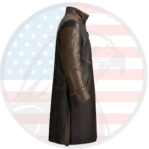 Pu&ograve; includere: Un lungo cappotto in pelle bicolore nei toni del marrone e del nero. Il cappotto presenta un collo alto, una chiusura con bottoni e un dettaglio cintura in vita. Le maniche sono di un marrone pi&ugrave; chiaro rispetto al corpo del cappotto.