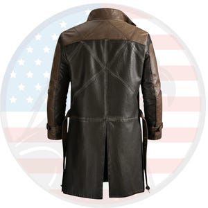 Pu&ograve; includere: Un lungo cappotto in pelle bicolore. La parte superiore e le maniche sono marrone medio, mentre il corpo &egrave; marrone pi&ugrave; scuro. Il cappotto ha un colletto a revers, un design a doppio petto e una schiena spaccata. &Egrave; dotato di due tasche laterali e una cintura.