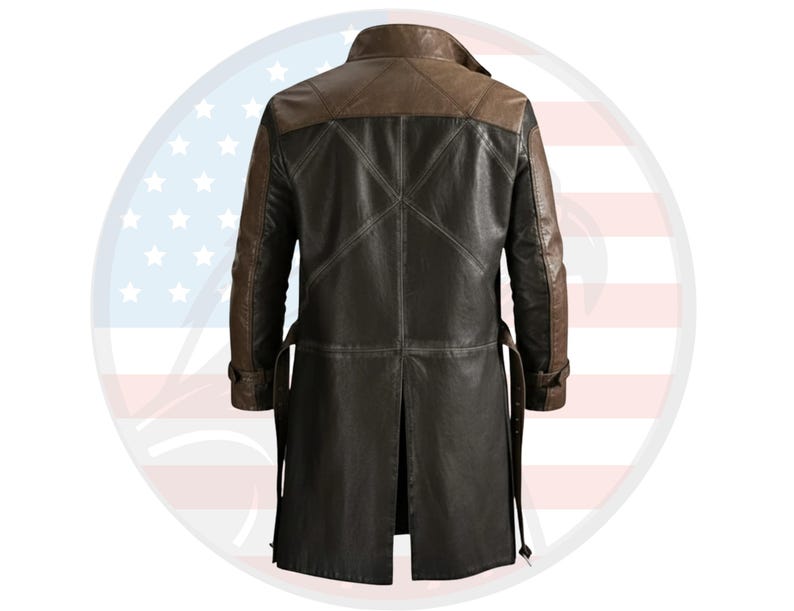 Pu&ograve; includere: Un lungo cappotto in pelle bicolore. La parte superiore e le maniche sono marrone medio, mentre il corpo &egrave; marrone pi&ugrave; scuro. Il cappotto ha un colletto a revers, un design a doppio petto e una schiena spaccata. &Egrave; dotato di due tasche laterali e una cintura.