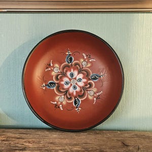 Handbemalter norwegischer Wandteller aus Holz – Traditionelle norwegische Volkskunst - Rosemaling