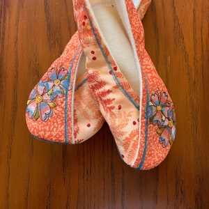 Carolina Lily Embroidered Kimono Slippers 2 -  Sz 9