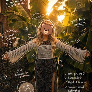 Op de afbeelding: Een beige gehaakte top met lange, uitlopende mouwen en een hoge halslijn, gedragen over een mouwloze jurk met luipaardprint. De afbeelding bevat tekstoverlays: sunshine on my mind, feelin' my best, good days ahead, crochet therapy, just breathe, made with love, soft girl era, handmade, light & breezy, summer mood activated.
