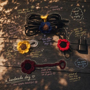 Op de afbeelding: Vier gehaakte bloem-kabelorganizers in blauw, geel, rood en donkerrood, elk met een contrasterend midden. De organizers worden getoond met diverse oplaadkabels en een stekker, vergezeld van handgeschreven tekstnotities zoals "crochet therapy" en "small but mighty" verspreid rondom de items.