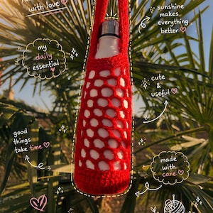 Op de afbeelding: Een felrode gehaakte waterfleshouder met een honingraatpatroon en een lange riem, met daarin een witte waterfles met een zilveren dop. De afbeelding bevat de tekst: handmade with love, sunshine makes everything better, my daily essential, cute & useful, good things take time, made with care, thank you for supporting handmade, Stitch & Glam By Kiana since 2024.