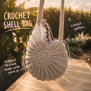 Op de afbeelding: Een beige gehaakte schelptas met een cirkelvormig, geribbeld ontwerp dat lijkt op een schelp. De tas heeft een lange schouderband en is voorzien van de tekst CROCHET SHELL BAG, crochet pattern en seashell texture made with yarn.