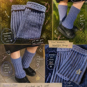 Op de afbeelding: Een paar blauwe gehaakte beenwarmers met een geribbelde textuur en een omgeslagen boord. De afbeelding bevat tekstoverlays zoals "soft stitches warm heart", "cozy days ahead", "handmade therapy for the soul" en "crochet isn't just a hobby".