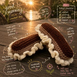 Op de afbeelding: Een paar handgemaakte gehaakte slippers met een donkerbruine bovenkant, een lichtbruin middengedeelte en een crèmekleurige ruche-rand. De afbeelding bevat handgeschreven tekst zoals good morning, today's checklist en andere zinnen.