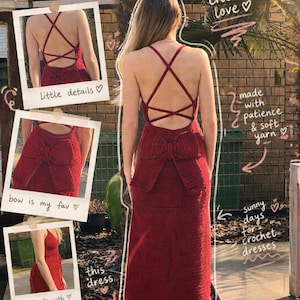 Op de afbeelding: Een enkellange, donkerrode gehaakte jurk met een rugvrij ontwerp, gekruiste bandjes en een grote decoratieve strik in de taille. De jurk heeft een gestructureerd breipatroon en een recht silhouet, getoond in meerdere aanzichten met handgeschreven tekst.