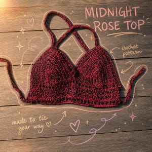 Op de afbeelding: Een donkerrode en zwarte gehaakte top met gekruiste bandjes en striksluitingen. De afbeelding bevat de tekst MIDNIGHT ROSE TOP, crochet pattern en made to tie your way, vergezeld van handgetekende hartjes en sterren.