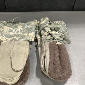 Genuine US Military Extreme Cold Weather Mittens. ACU Camouflage High Quality & Durable Made !