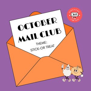 Könnte beinhalten: Eine Illustration zum Thema Halloween mit einem orangefarbenen Umschlag und einer weißen Karte. Auf der Karte steht "OCTOBER MAIL CLUB" und "THEME: STICK-OR TREAT". Ein Cartoon-Geist und ein Kürbis gehen zusammen.
