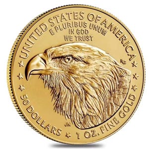 Könnte beinhalten: Eine goldene Münze mit einem detaillierten Profil eines Adlerkopfes. Die Münze ist mit "UNITED STATES OF AMERICA", "E PLURIBUS UNUM", "IN GOD WE TRUST", "50 DOLLARS" und "1 OZ. FINE GOLD" beschriftet. Die Münze hat einen strukturierten Rand und eine glänzende Oberfläche.