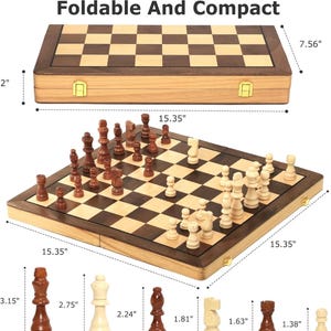 Peut inclure: Un jeu d'échecs en bois pliable avec un échiquier à cases claires et foncées. L'ensemble comprend des pièces d'échecs marron et blanches, le roi mesurant 8 cm. Le texte "Foldable And Compact" est affiché en haut.