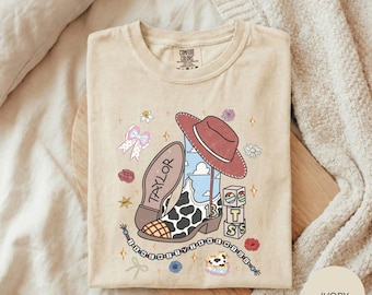 Camiseta Taylor Toy Story, Camiseta I Knew You Western Boot, Camiseta Taylor Cowboy Pixar Mashup, Camiseta TTPD Eras Friendship Bracelet Country