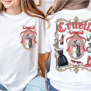 Pode incluir: Camiseta branca com design Cruella. A frente tem uma ilustração emoldurada com um laço vermelho. A parte de trás exibe a palavra "Cruella" em vermelho, cercada por uma moldura decorativa e acessórios de moda.