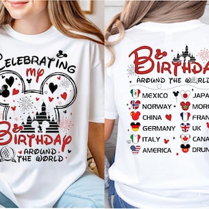 Op de afbeelding: Wit T-shirt met een Mickey Mouse-thema verjaardagsontwerp. De voorkant heeft de tekst "Celebrating my Birthday Around the World" met Mickey Mouse oren, harten en een kasteel.