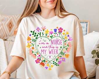 Ik ben een verpleegster en dit is mijn week T-shirt, bloemenshirt verpleegkundige, shirt verpleegkundige week, shirt verpleegkundige afstuderen, shirt verpleegkundige leven, shirt verpleegschool, shirt verpleegschool