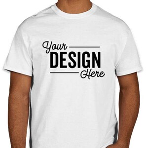 以下が含まれることがあります： 前面に「Your DESIGN Here」という文字が印刷された白いTシャツです。
