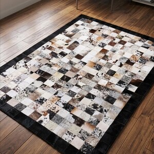 手作りの牛革パッチワークラグ – ブラウン、ブラック、ホワイトのレザーエリアラグ、素朴なモダンファームハウス装飾、本物の牛革カーペット、