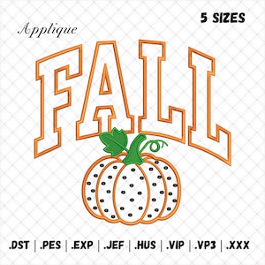 Op de afbeelding: Een borduurontwerp met het woord FALL in oranje blokletters met een witte vulling. Onder de tekst staat een witte pompoen met zwarte stippen, een oranje omlijning en een groene steel met bladeren. De tekst 5 SIZES en bestandsformaten zijn zichtbaar.