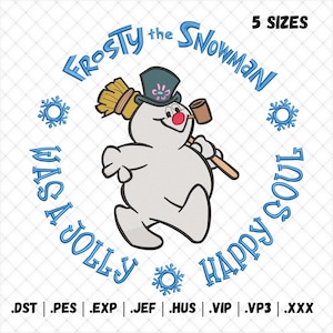 Peut inclure: Un motif de broderie représentant un bonhomme de neige blanc avec un haut-de-forme noir, un nez rouge et une pipe marron, tenant un balai jaune. Le texte indique Frosty the Snowman Was a Jolly Happy Soul, avec des flocons bleus et 5 SIZES.