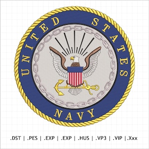 Op de afbeelding: Een gouden touwrand omringt een blauwe cirkel met een witte adelaar en anker, omringd door een kettingschakelpatroon. De tekst "UNITED STATES NAVY" is geschreven in gouden letters.