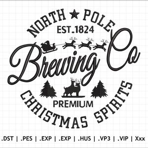 Pode incluir: Ilustração em preto e branco de um logotipo de Natal para North Pole Brewing Co. O logotipo apresenta uma rena puxando um trenó com o Papai Noel, uma estrela e o texto "EST. 1824". O texto "North Pole Brewing Co. Premium Christmas Spirits" também está incluído no logotipo.