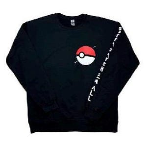 Könnte beinhalten: Schwarzes Sweatshirt mit einem rot-weißen Pokéball-Motiv auf der Brust. Der Ärmel zeigt den weißen Schriftzug "Catch 'em All". Ein Rundhals-Sweatshirt.