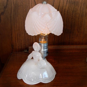 L.E. Smith Art Deco Glass Southern Belle Girl Pink Boudoir Lamp.
