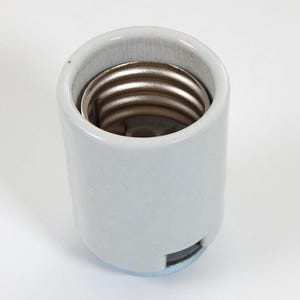 Keyless Porcelain Mogul Base Socket with 1/4 ip cap