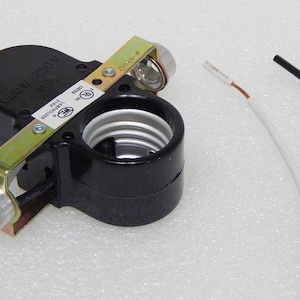 2-Light Phenolic Medium Base Offset Cluster Socket (Switchless)