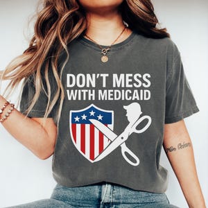 Leg dich nicht mit licaid an, frag mich nach Real, Faux Medicare-Karte, Medicare-Versicherung, Makler, Comfort Colors® Real Realty Shirt